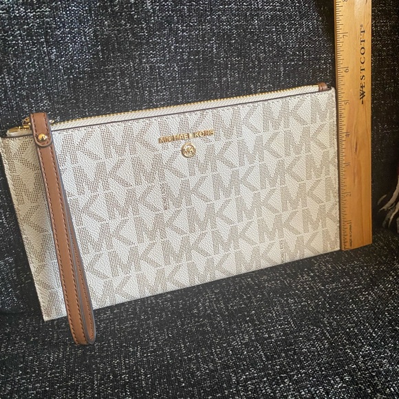 Michael wristlet like new - Picture 2 of 7